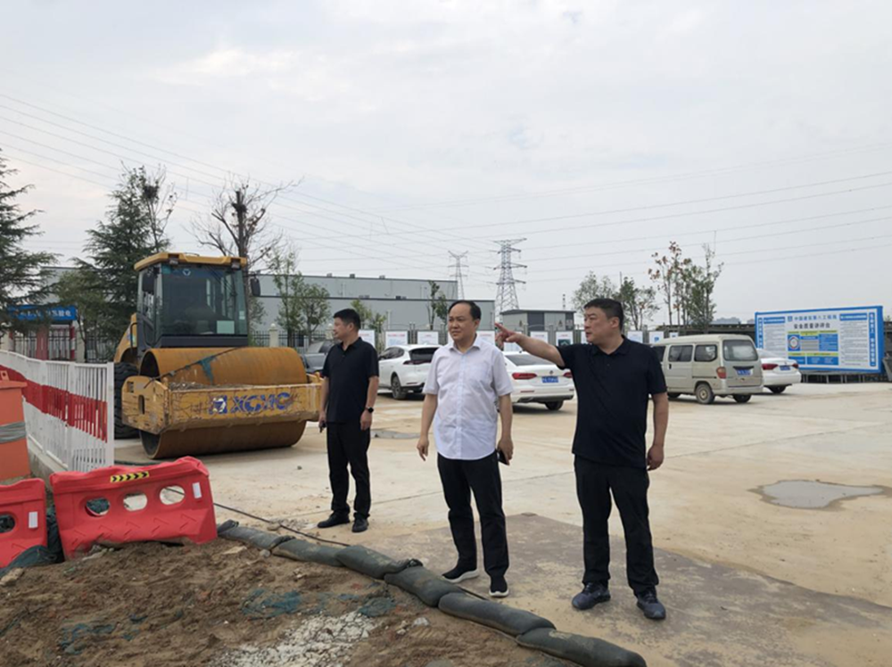 鄭州市建設(shè)投資集團(tuán)有限公司黨委委員、副總經(jīng)理張巖到侯寨新鎮(zhèn)區(qū)安置區(qū)調(diào)研項(xiàng)目建設(shè)工作